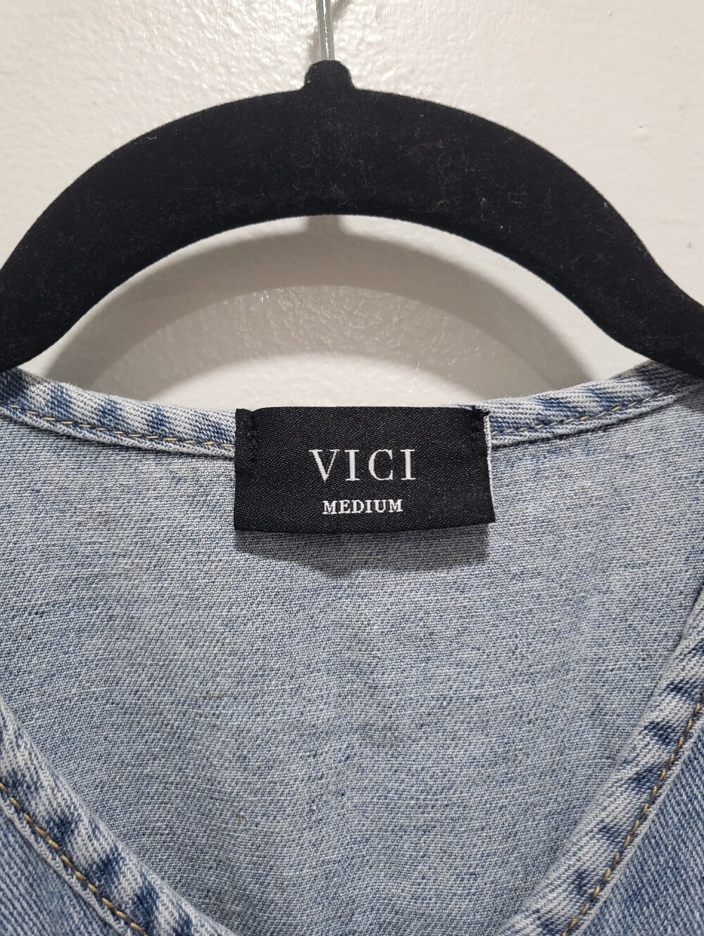 NWOT Vici Rudi Ruffle Sleeve Denim Romper - Size Medium - Picture 4 of 12
